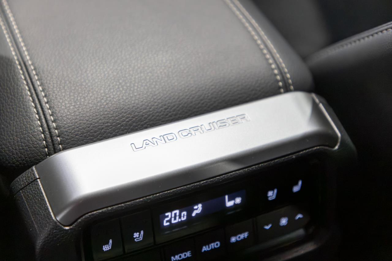 2025 Toyota LANDCRUISER PRADO