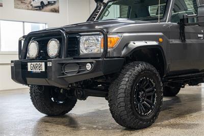 2023 Toyota Landcruiser - Thumbnail