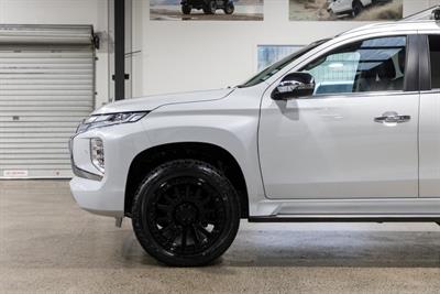 2023 Mitsubishi Pajero Sport - Thumbnail