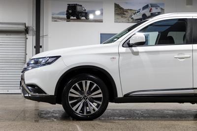2021 Mitsubishi Outlander - Thumbnail