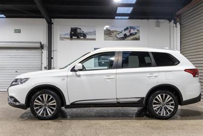 2021 Mitsubishi Outlander - Thumbnail