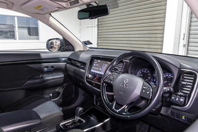 2021 Mitsubishi Outlander - Thumbnail